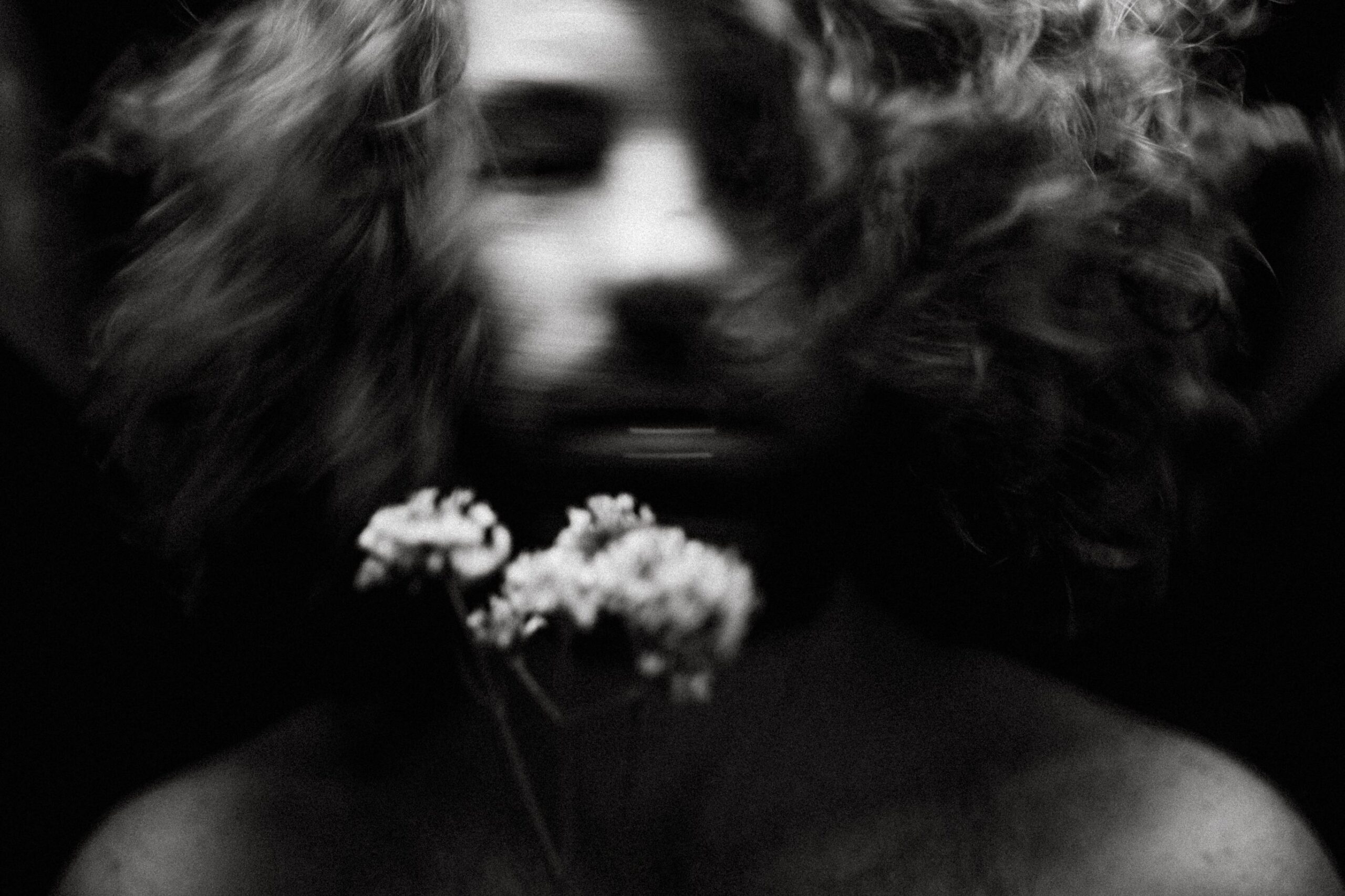ritratto | uomo | fiori | bianco e nero | rhamely | fotografa